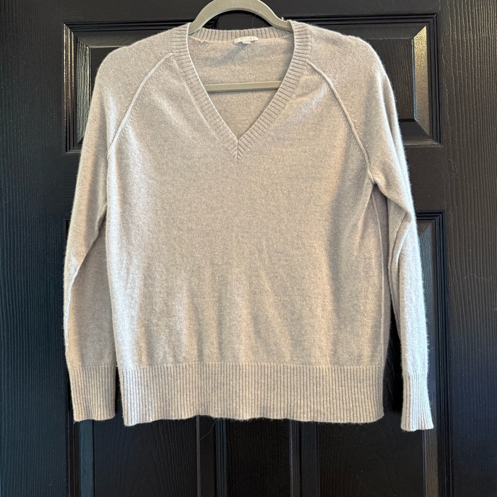V-Neck cashmere Sweater in Light Gray